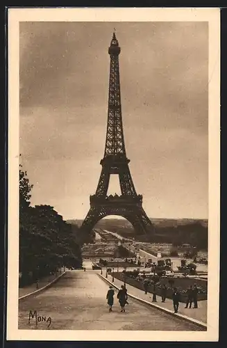 AK Paris, La Tour Eiffel, Eiffelturm mit Spaziergängern