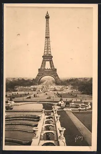 AK Paris, La Tour Eiffel, Eiffelturm, Les Jardins