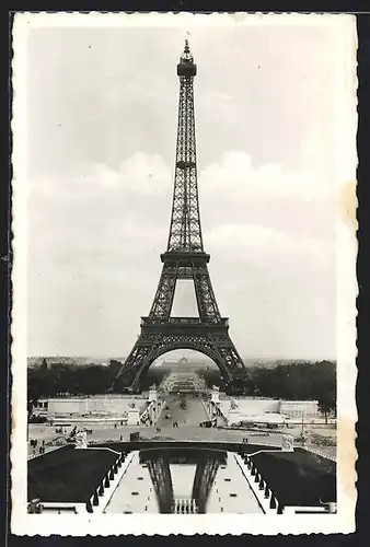 AK Paris, La Tour Eiffel, Eiffelturm, Les Jardins