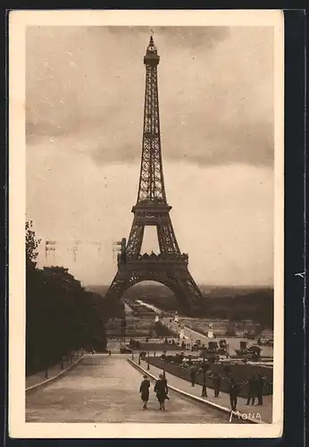 AK Paris, La Tour Eiffel, Eiffelturm, Les Jardins