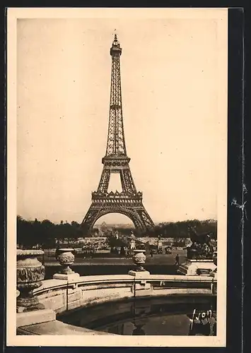 AK Paris, La Tour Eiffel, Eiffelturm, Les Jardins