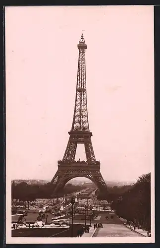 AK Paris, La Tour Eiffel, Eiffelturm, Les Jardins