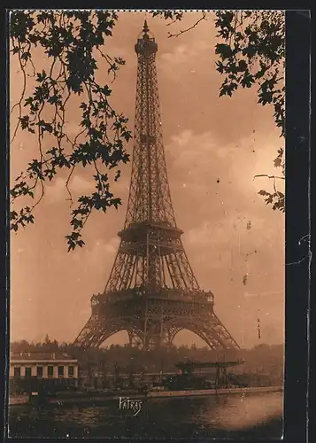 AK Paris, La Tour Eiffel, Eiffelturm, La Seine
