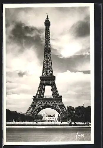 AK Paris, La Tour Eiffel, Blick auf den Eiffelturm