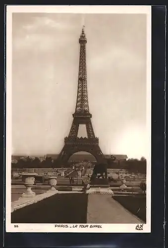 AK Paris, La Tour Eiffel, Eiffelturm, Les Jardins