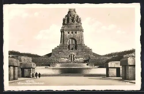 AK Leipzig, Völkerschlachtdenkmal, Frontansicht mit Besuchern