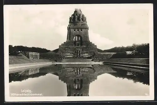 AK Leipzig, Völkerschlachtdenkmal mit Wasserbecken
