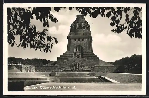 AK Leipzig, Völkerschlachtdenkmal mit Wasserbecken