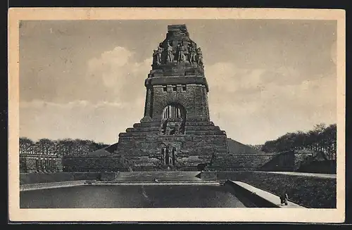 AK Leipzig, Völkerschlachtdenkmal mit Wasserbecken