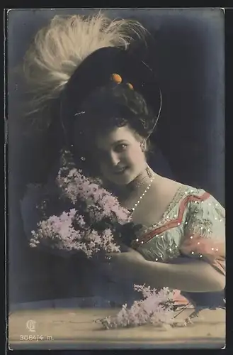 Foto-AK GL Co: Fräulein mit Hut und Blumen