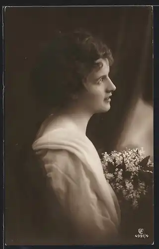 Foto-AK GL Co Nr. 4991 /4: Dame mit Blumenstrauss