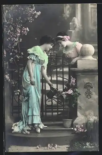 Foto-AK GL Co Nr. 3456 /3: Damen am Zaun