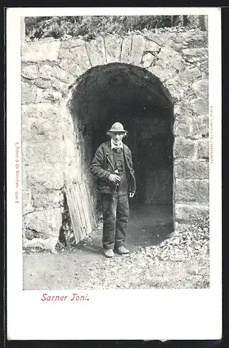 AK Portrait von Toni Sarner vor einem Steintor