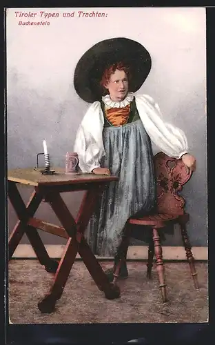 AK Fräulein aus Buchenstein im Trachtenkleid am Tisch stehend