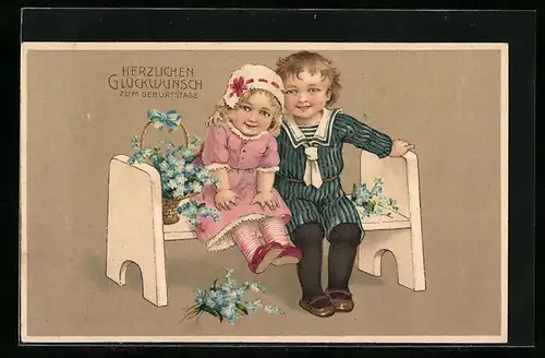AK Herzlichen Glückwunsch zum Geburtstage, zwei Kinder mit Blumen auf einer Bank sitzend