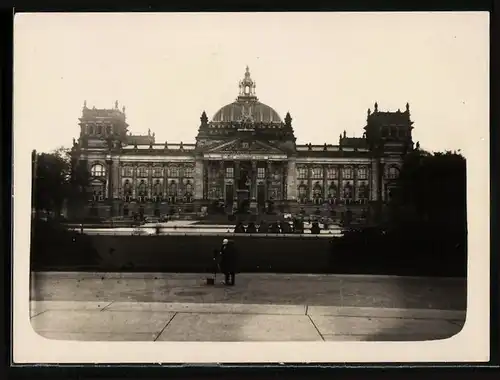 Fotografie unbekannter Fotograf, Ansicht Berlin, Fotograf vor dem Reichstag mit Königsplatz & Bismarck-Monument