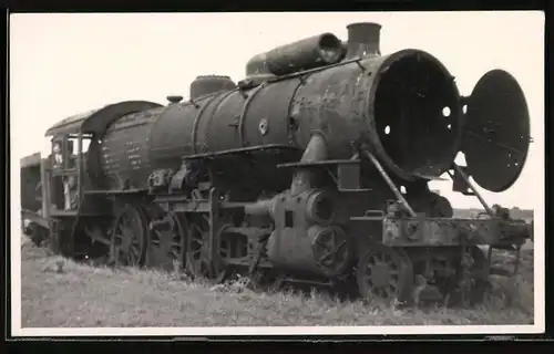 Fotografie Eisenbahn, ausrangierte Dampflok, Tender-Lokomotive verrottet in der Landschaft