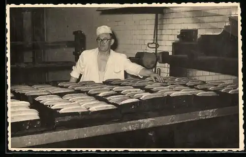 Fotografie Backstube, Bäcker mit fertigem Kastenweissbrot