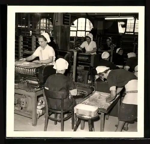 Fotografie Fabrik für Backwaren, Fabrikarbeiterinnen bedienen Produktionsmaschinen