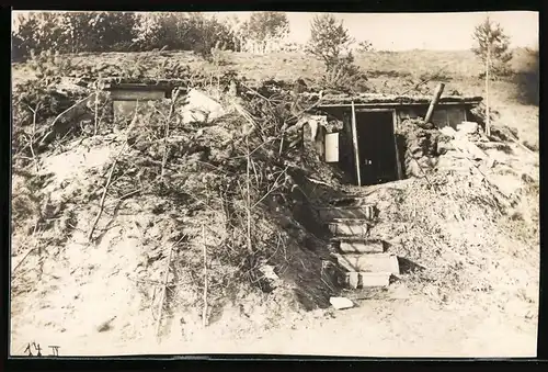 Fotografie 1.WK, getarnter Soldaten-Unterstand in Frontnähe