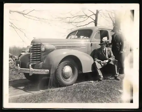 Fotografie Auto Oldsmobile, US-Car, Fahrer sitzt lässig auf dem Trittbrett