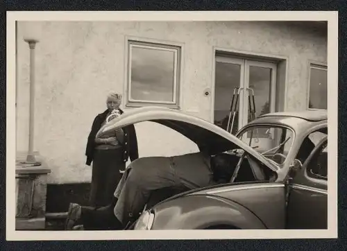 Fotografie Auto Volkswagen VW Käfer, Frau kriecht tief in den Kofferraum