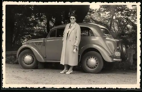 Fotografie Wilhelm Thurau, Eisenach, Auto Opel Kadett, Dame neben PKW stehend