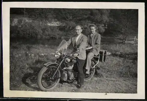 Fotografie Motorrad AWO, Paar auf Motorrad sitzend