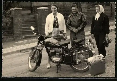 Fotografie Motorrad IFA RT 125ccm, Kradfahrer & Frauen neben LKrad