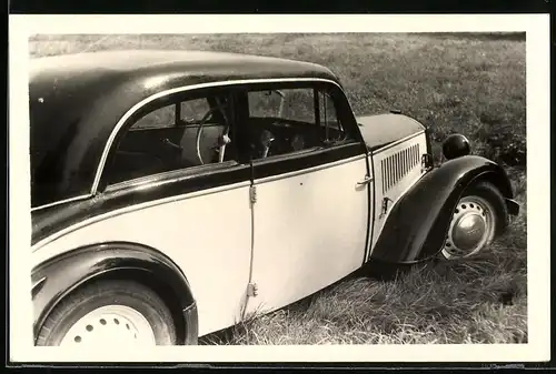 Fotografie Günter Karg, Dessau, Auto IFA, PKW auf einer Wiese abgestellt