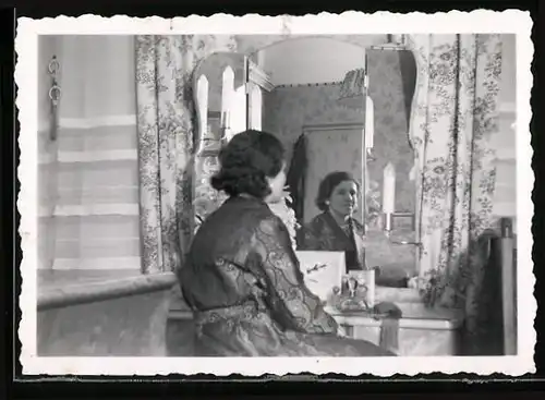 Fotografie Frau im Bad vor dem Spiegel sitzend, Spiegelbild - Reflektion