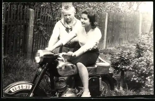 Fotografie Motorrad Jawa, junge Frau auf Krad sitzend, Kennzeichen KR-66-90