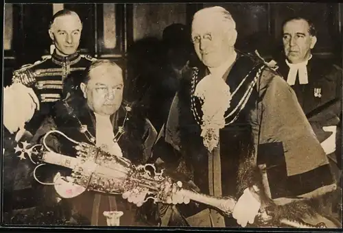 Fotografie London's Oberbürgermeister Sir Charles Collett überreicht Zepter an seinen Nachfolger Sir Stephan Killick