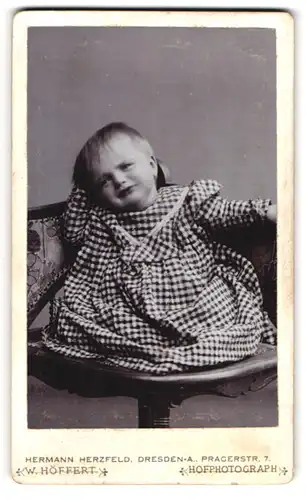 Fotografie Hermann Herzfeld, Dresden-A., Pragerstrasse 7, Quengelndes Kind im karierten Kleid