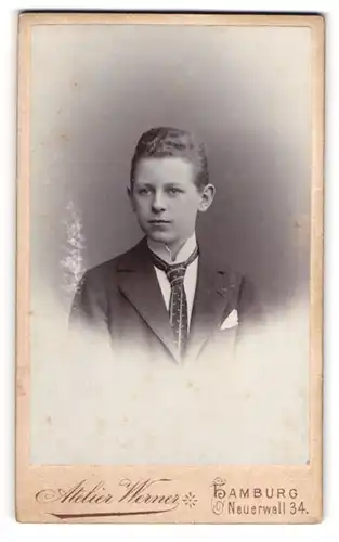 Fotografie Atelier Werner, Hamburg, Neuerwall 24, Junge mit Krawatte im Anzug