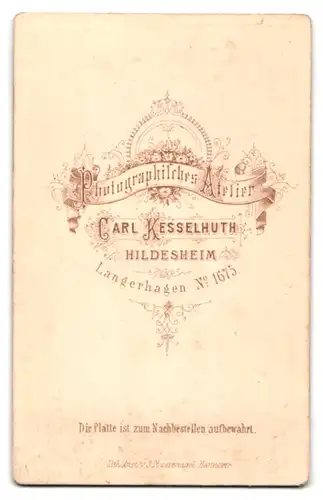 Fotografie C. Kesselhuth, Hildesheim, Christin mit geflochtenem Haar im taillierten Kleid