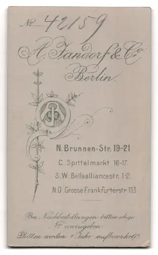 Fotografie A. Jandorf & Co., Berlin, Brunnen-Strasse 19-21, Junger Mann in Kniebundhose mit Mütze