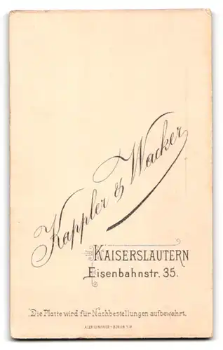 Fotografie Kappler & Wacker, Kaiserslautern, Eisenbahnstrasse 35, Bürgerliche Frau im Puffärmelkleid