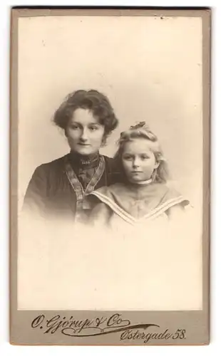 Fotografie O. Gjorup & Co., Kjobenhavn, Ostergade 58, Mutter und Tochter im feinen Zwirn