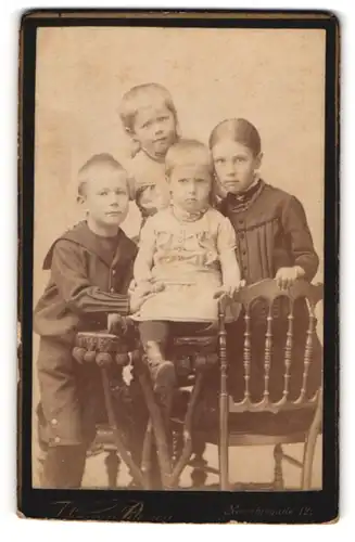Fotografie Johannes Petersen, Kjobenhavn, Norregade 12, Vier Geschwister in feinen Kleidern