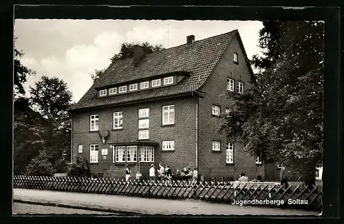 AK Soltau, Jugendherberge, Kinder vor Gebäude