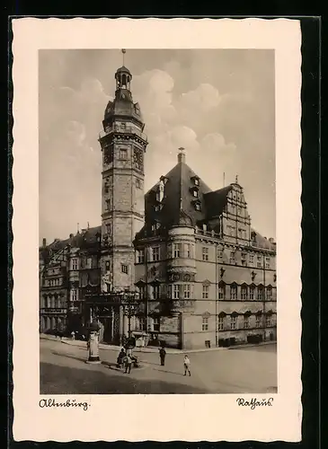 AK Altenburg, Rathaus, Passanten an der Litfasssäule