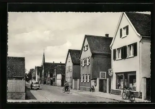 AK Stockstadt /Rh., Kirchstrasse mit Schreibwarengeschäft und Kirchturm