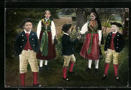 AK Bischofsheim, Gruppe aus der Singschule in bayerischen Trachten