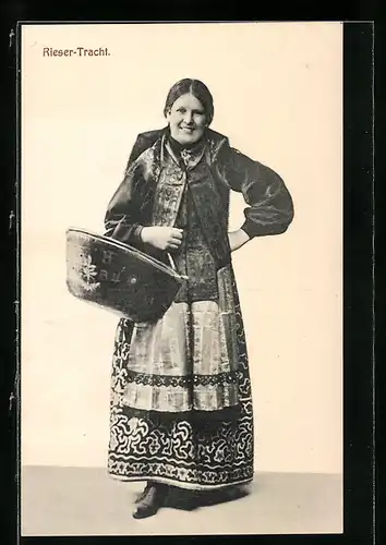 AK Mädl mit Korb in Riesertracht