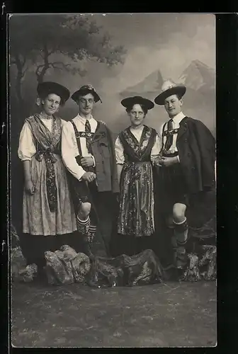 AK Zwei Pärchen in bayerschen Trachten