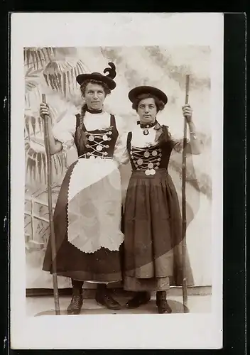 AK Zwei Damen mit Wanderstöcken in bayerischer Tracht