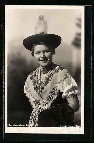 AK Berchtesgaden, Berchtesgadenerin im Dirndl mit Hut