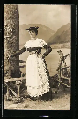 AK Schliersee, Dame in bayerischer Tracht vor dem See