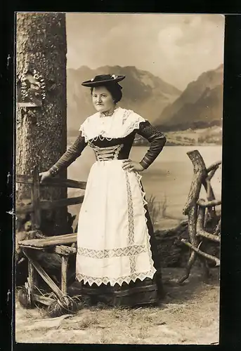 AK Schliersee, Frau in bayerischer Tracht mit flachem Hut